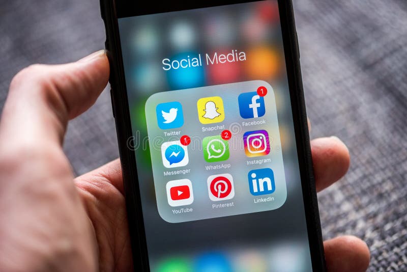 Ogólnospołeczne środka app ikony wystawiać na Jabłczanym iPhone obraz stock Ogólnospołeczne środka app ikony wystawiać na Jabłczanym iPhone obraz stock