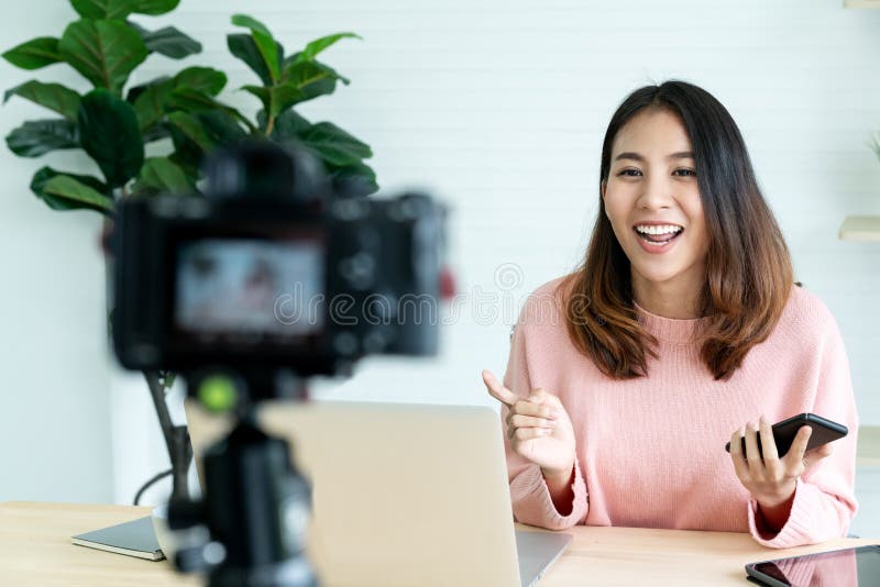 Ogólnospołeczni medialni influencer ludzie lub zadowolony producenta pojęcie wewnątrz relaksują przypadkowego styl w domu Ogólnospołeczni medialni influencer ludzie lub zadowolony producenta pojęcie wewnątrz relaksują przypadkowego styl w domu