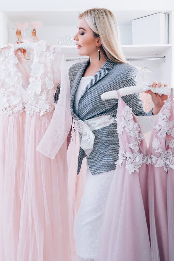 Og?oszenie towarzyskie stylu mody projektanta pomocniczy butik zdjęcie stock Og?oszenie towarzyskie stylu mody projektanta pomocniczy butik zdjęcie stock