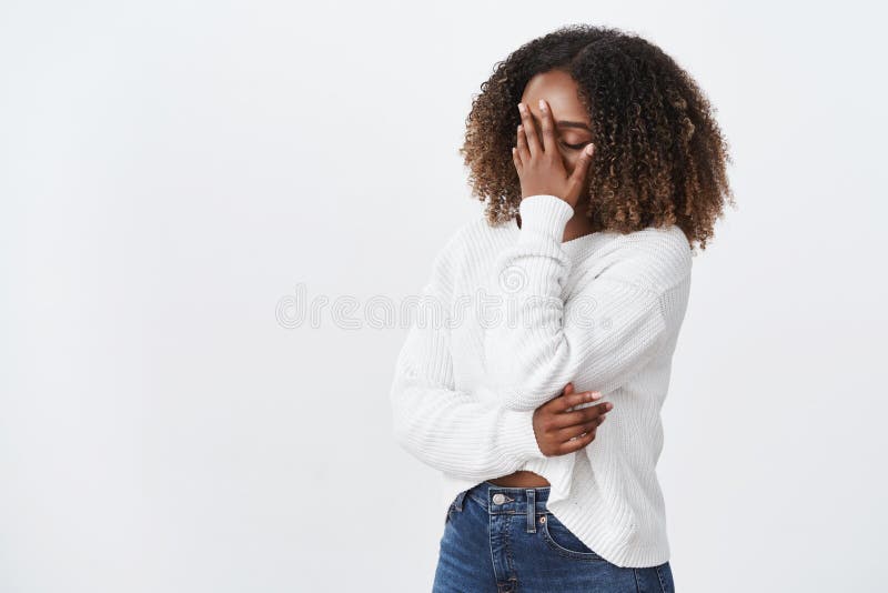 Oh deus porque mim Da mulher encaracolado-de cabelo emotiva do afro-americano do retrato fim facepalming esgotado cansado da cara imagens de stock royalty free Oh deus porque mim Da mulher encaracolado-de cabelo emotiva do afro-americano do retrato fim facepalming esgotado cansado da cara imagens de stock royalty free