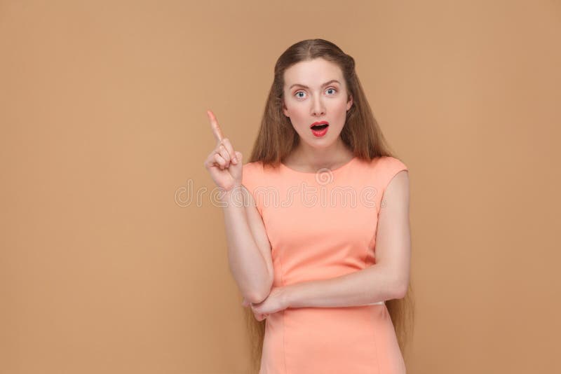 Oh tengo una idea Mujer sorprendente que mira la cámara fotos de archivo libres de regalías Oh tengo una idea Mujer sorprendente que mira la cámara fotos de archivo libres de regalías