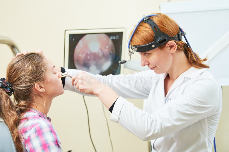 Ohr, Nase, Kehluntersuchung HNOdoktor mit einem Kindpatienten und einem Endoscope lizenzfreies stockfoto Ohr, Nase, Kehluntersuchung HNOdoktor mit einem Kindpatienten und einem Endoscope lizenzfreies stockfoto
