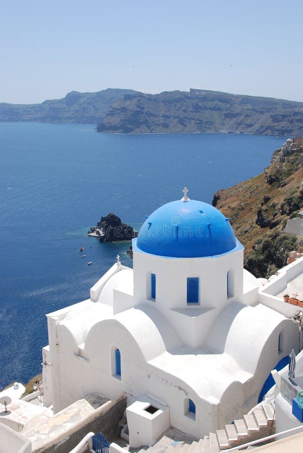 Oia auf Santorini Insel, Griechenland - blauer Himmel, Kirche