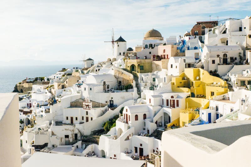 Oia con los molinoes de viento tradicionales en Santorini, Grecia imagenes de archivo Oia con los molinoes de viento tradicionales en Santorini, Grecia imagenes de archivo