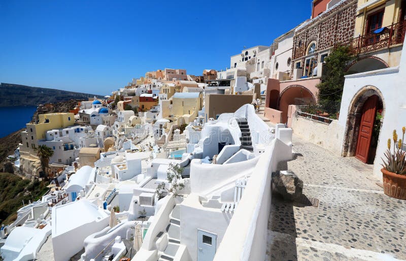 Oia de mening van de Dorpsstraat Santorini, Griekenland Witte wasgebouwen royalty-vrije stock foto Oia de mening van de Dorpsstraat Santorini, Griekenland Witte wasgebouwen royalty-vrije stock foto