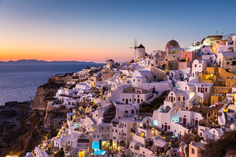 Oia dorp bij zonsondergang, Santorini eiland, Griekenland stock afbeelding Oia dorp bij zonsondergang, Santorini eiland, Griekenland stock afbeelding