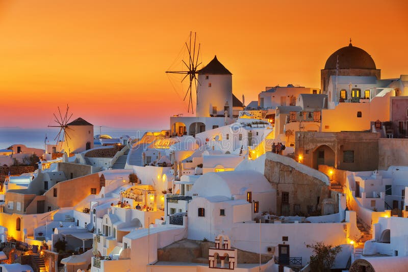 Oia en la puesta del sol imagenes de archivo