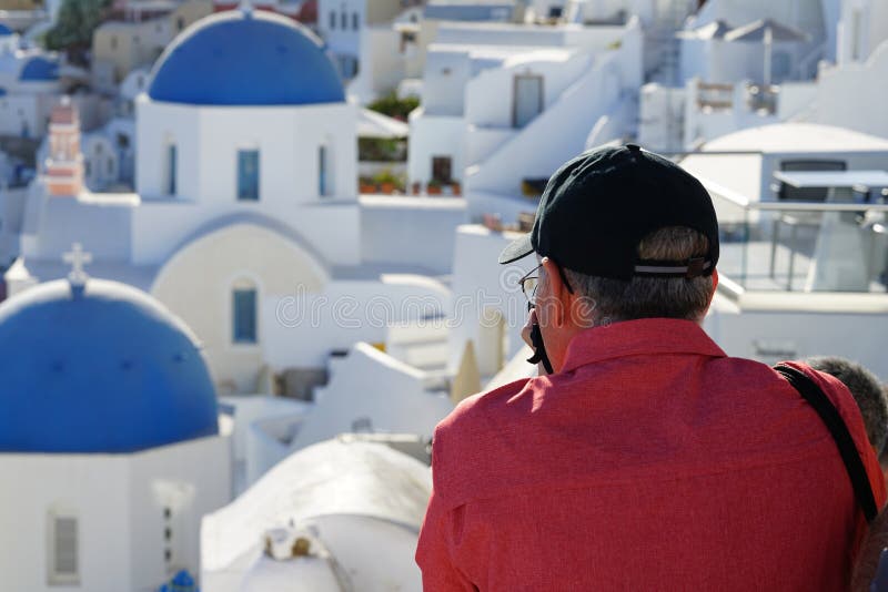 OIA GREKLAND, 19 September 2018 turist- tagandephotografies av landskapen av Santorini arkivfoton OIA GREKLAND, 19 September 2018 turist- tagandephotografies av landskapen av Santorini arkivfoton