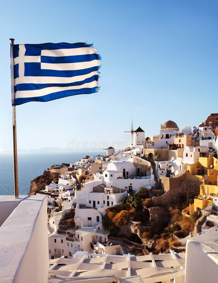 oia santorini Ανεμόμυλος από την πλευρά απότομων βράχων, και ελληνική σημαία στοκ εικόνα με δικαίωμα ελεύθερης χρήσης oia santorini Ανεμόμυλος από την πλευρά απότομων βράχων, και ελληνική σημαία στοκ εικόνα με δικαίωμα ελεύθερης χρήσης