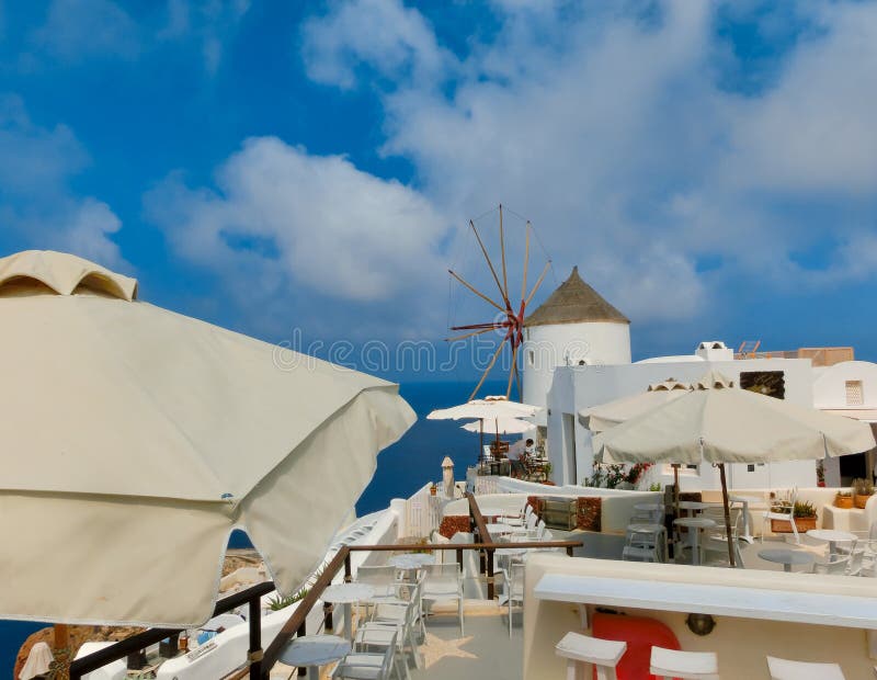 Oia, Santorini, Ελλάδα - 10 Ιουνίου 2015: Όμορφο πεζούλι με την άποψη θάλασσας στοκ εικόνες Oia, Santorini, Ελλάδα - 10 Ιουνίου 2015: Όμορφο πεζούλι με την άποψη θάλασσας στοκ εικόνες