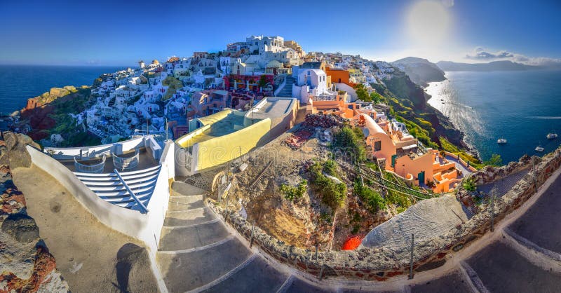 Oia stad op Santorini-eiland, Griekenland Traditionele en beroemde huizen en kerken met blauwe koepels over de Caldera royalty-vrije stock foto Oia stad op Santorini-eiland, Griekenland Traditionele en beroemde huizen en kerken met blauwe koepels over de Caldera royalty-vrije stock foto