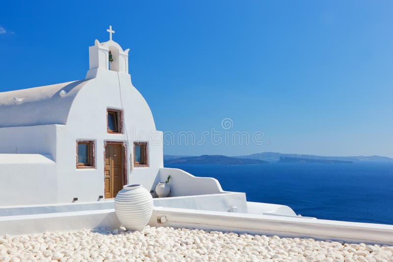 Oia-Stadt auf Santorini-Insel, Griechenland Weiße Kirche und Vase stockfotos Oia-Stadt auf Santorini-Insel, Griechenland Weiße Kirche und Vase stockfotos
