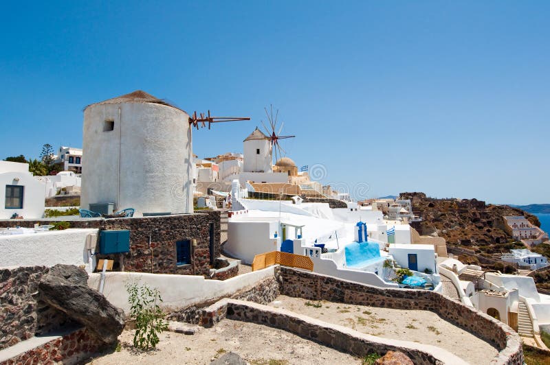 Oia väderkvarnar på ön av Santorini (Thira) Cyclades i Grekland