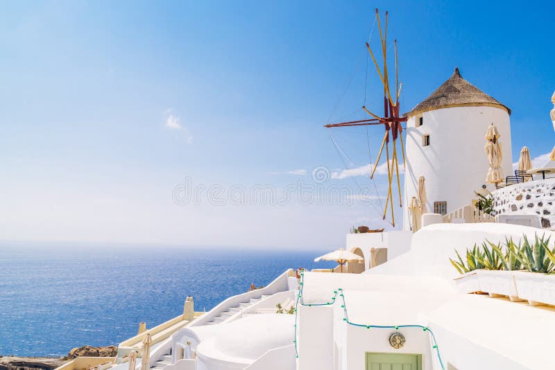 Oia väderkvarnar, Santorini royaltyfria foton Oia väderkvarnar, Santorini royaltyfria foton
