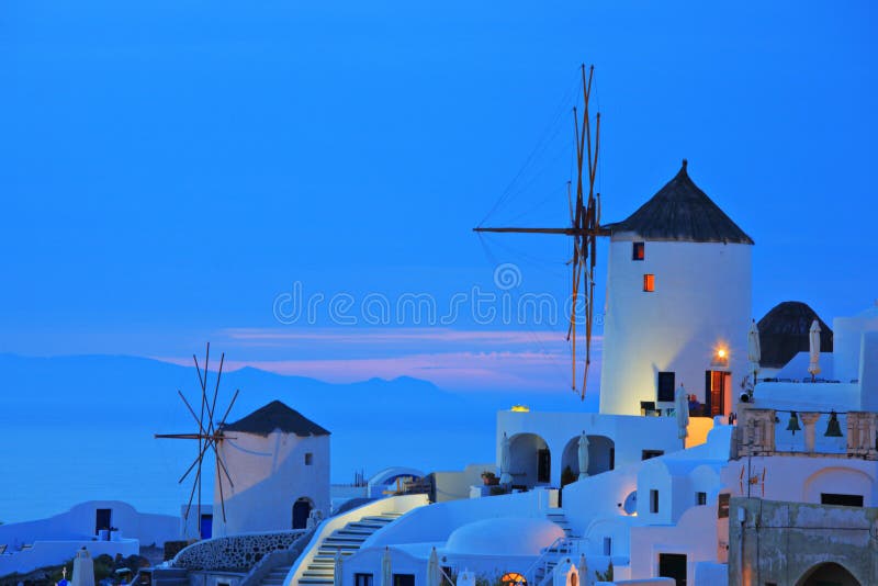 oia του χωριού ανεμόμυλος santorini στοκ φωτογραφία με δικαίωμα ελεύθερης χρήσης oia του χωριού ανεμόμυλος santorini στοκ φωτογραφία με δικαίωμα ελεύθερης χρήσης
