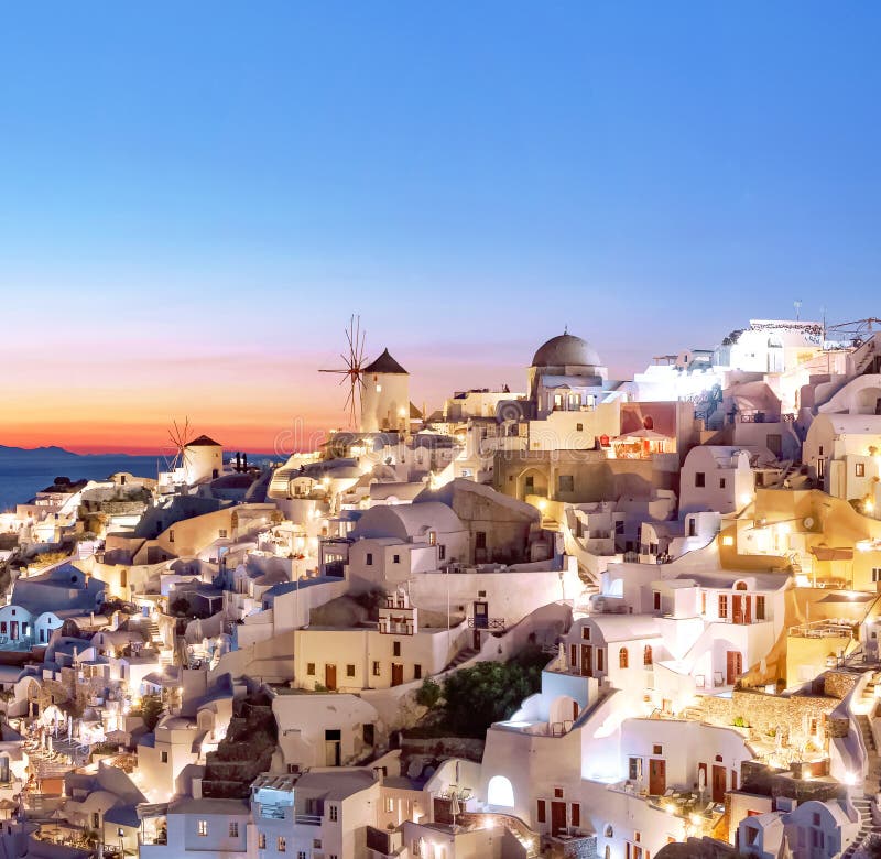 Oia на заходе солнца Красивый вид деревни Oia, Santorini, Греции, Эгейского моря, Европы Классическая белая греческая архитектура стоковые фотографии rf Oia на заходе солнца Красивый вид деревни Oia, Santorini, Греции, Эгейского моря, Европы Классическая белая греческая архитектура стоковые фотографии rf