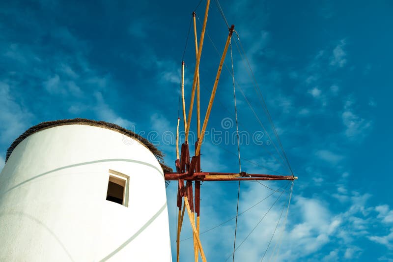 OIA, ОСТРОВ SANTORINI, GREECE-SEPTEMBER 02,2014: ветрянка в Oia, s