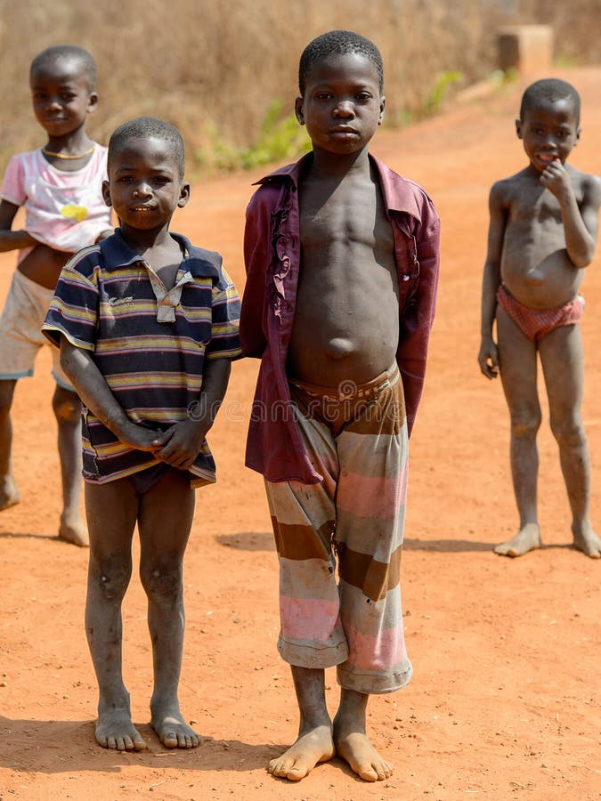 Oidentifierad för ghananen Ñ hildren ställningen på vägen i en lokal VI royaltyfri bild