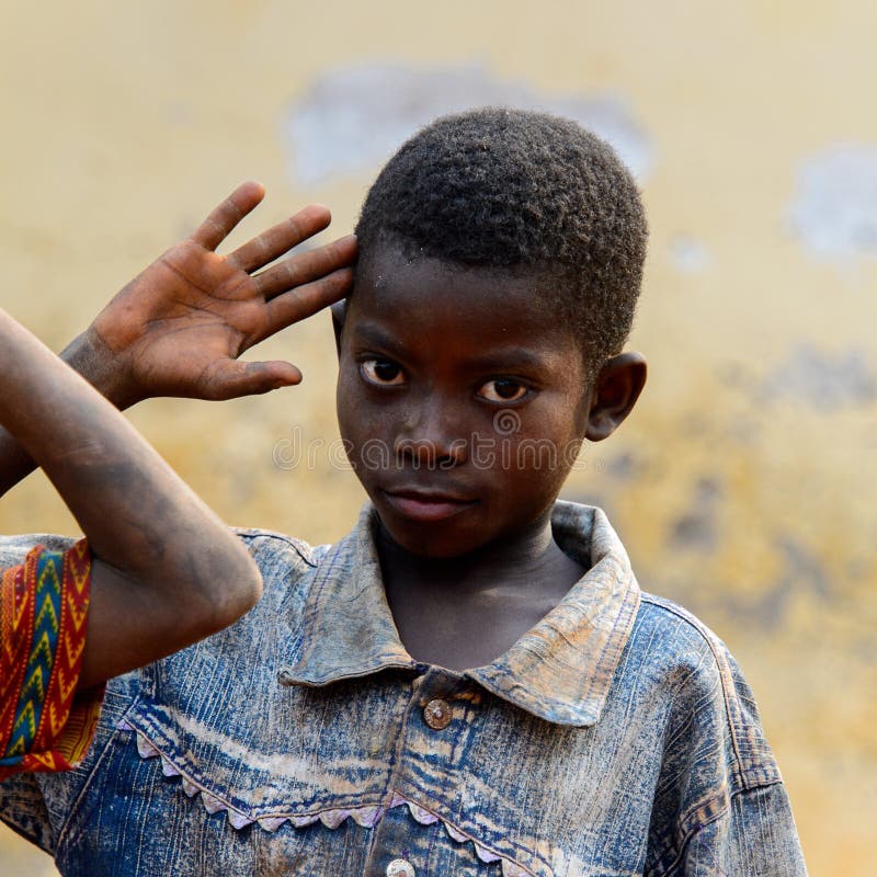 BOABENG GHANA - JANUARI 15, 2017: Oidentifierad ghanansk pojkeraiseshishand i den lokala byn