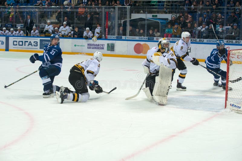 Oidentifierade spelare på hockeyleken royaltyfri foto Oidentifierade spelare på hockeyleken royaltyfri foto