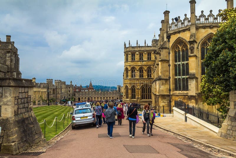 Oidentifierade turister near St George Chapel windsor UK royaltyfria foton Oidentifierade turister near St George Chapel windsor UK royaltyfria foton