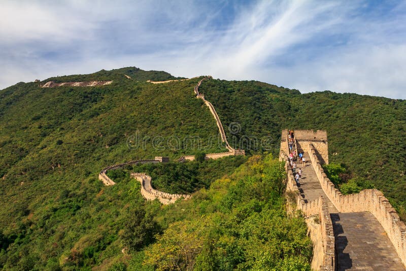 Oidentifierade turister som går på den stora väggen av Kina, i den Mutianyu byn, en av