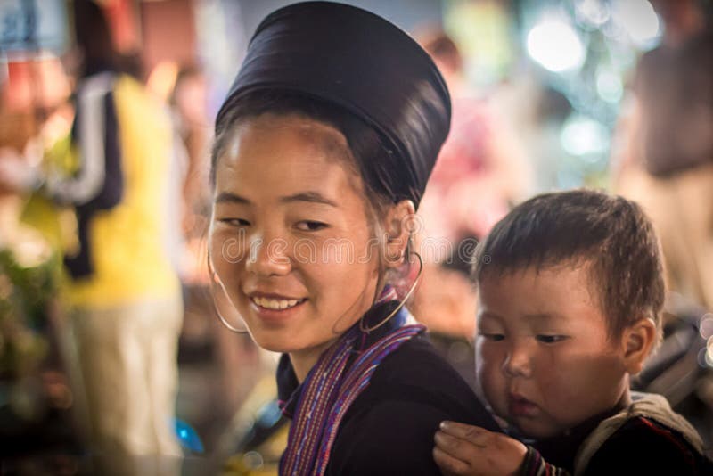 Oidentifierat bära för den Hmong flickan behandla som ett barn i Sapa, Lao Cai, Vietnam arkivbilder Oidentifierat bära för den Hmong flickan behandla som ett barn i Sapa, Lao Cai, Vietnam arkivbilder