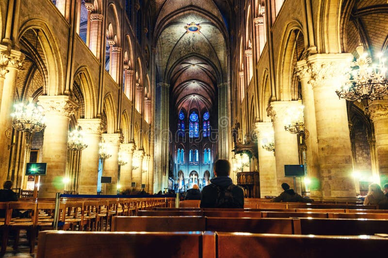 Oidentifierat folk inom Notre Dame den katolska domkyrkan i Paris, Frankrike arkivbilder Oidentifierat folk inom Notre Dame den katolska domkyrkan i Paris, Frankrike arkivbilder