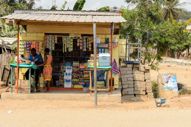 Oidentifierat ghananskt folk nära shoppa i lokal by pe royaltyfri bild