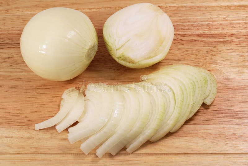 Oignon cru photo stock. Image du part, ampoule, horizontal 4282722