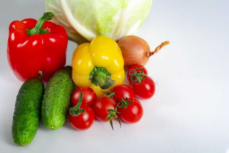 Oignons et ail bulgares de concombres de chou de tomates de poivre de légumes sur un fond blanc photo libre de droits Oignons et ail bulgares de concombres de chou de tomates de poivre de légumes sur un fond blanc photo libre de droits