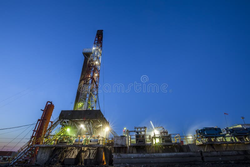 Oilfield derrick stock photo. Image of lighting, gasoline 99441068