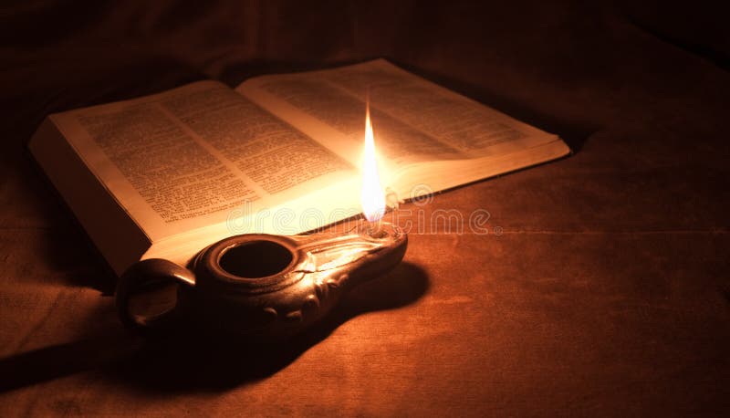 Ueleg Lampe an oppen Bibel Op Flaam liicht.