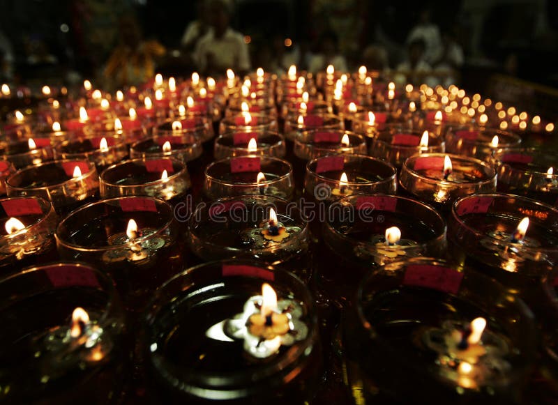 Öl-Lampen sind auf dem display als Gläubige Buddhisten rezitieren Gebete auf Vesak Tag.