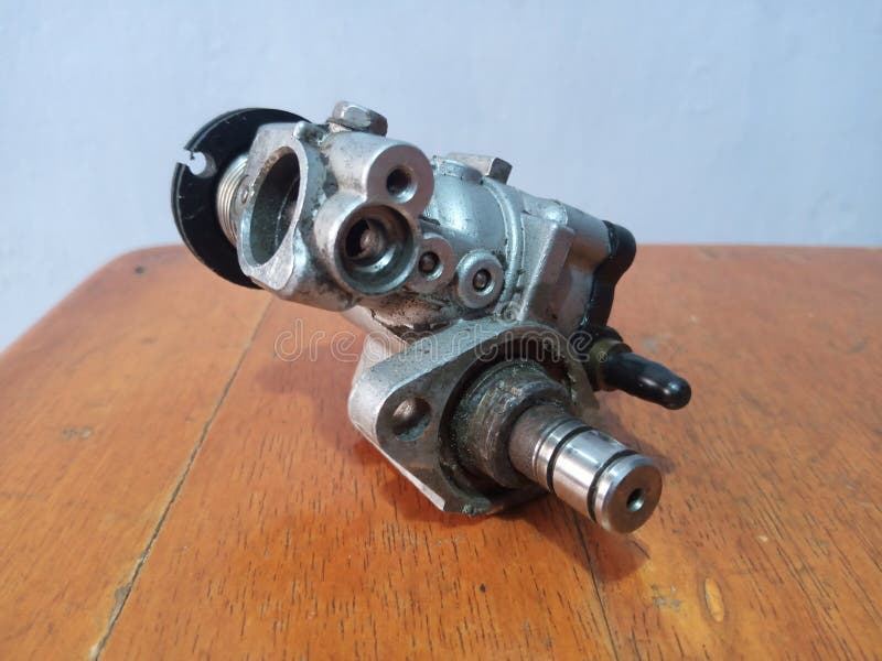 The oil pump on a 2-stroke engine functions to suck oil and channel it to the engine. This oil pump is an important component that works like the heart of a 2-stroke engine with a separate oil supply.