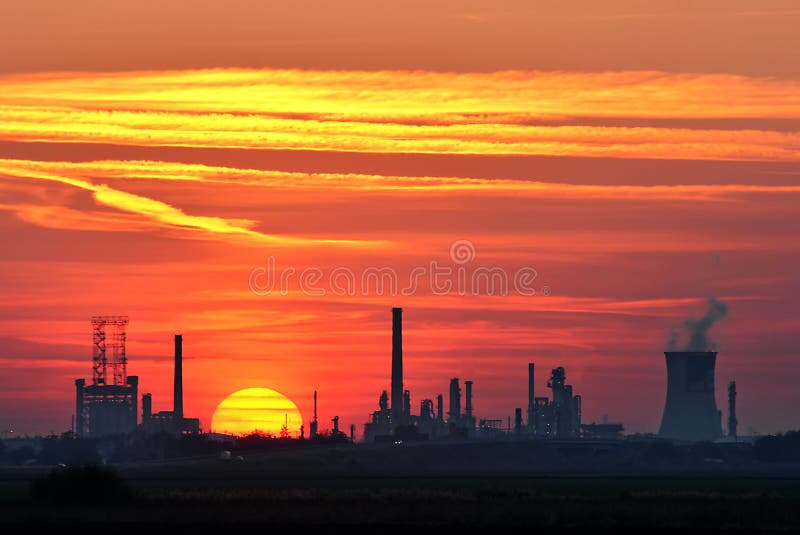 Vista di olio, raffineria petrolchimica al tramonto.