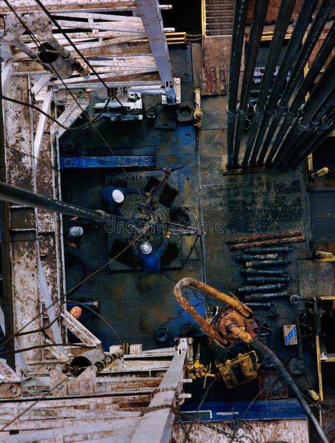 Operai di una piattaforma petrolifera offshore, vista dall'alto dell'impianto.