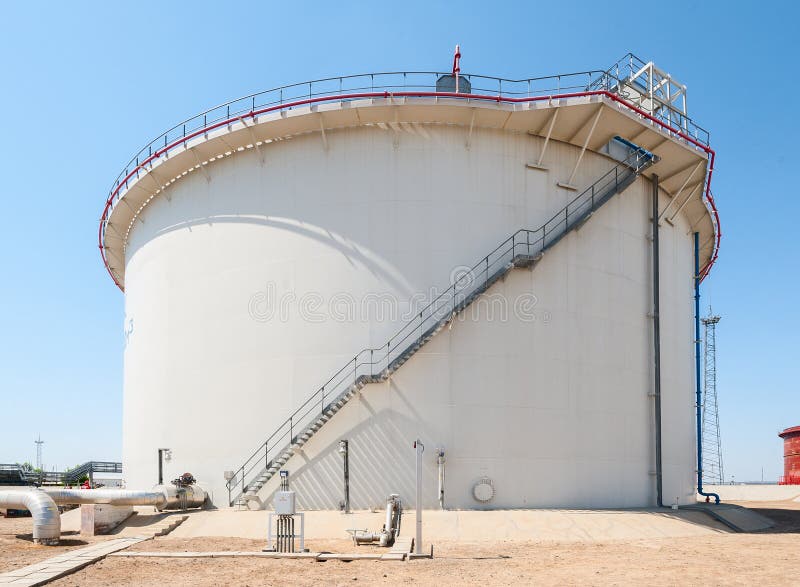 Construction of Tank for an Oil Storage by Sheet Assembly. View Above