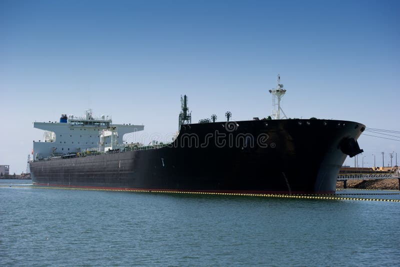 Una petroliera nave ormeggiata in un porto.