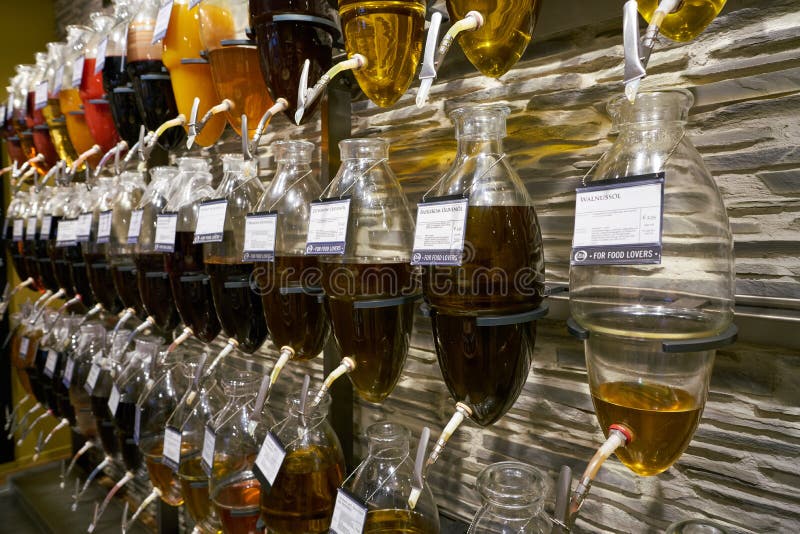 Oil & Vinegar store editorial photo. Image of shopping 158298626