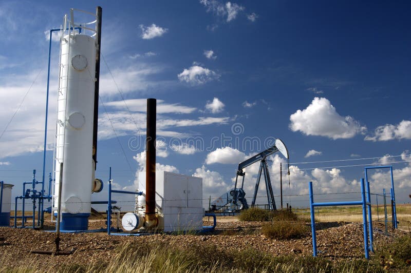 Pozzo di petrolio e serbatoi di stoccaggio, in Texas Panhandle.