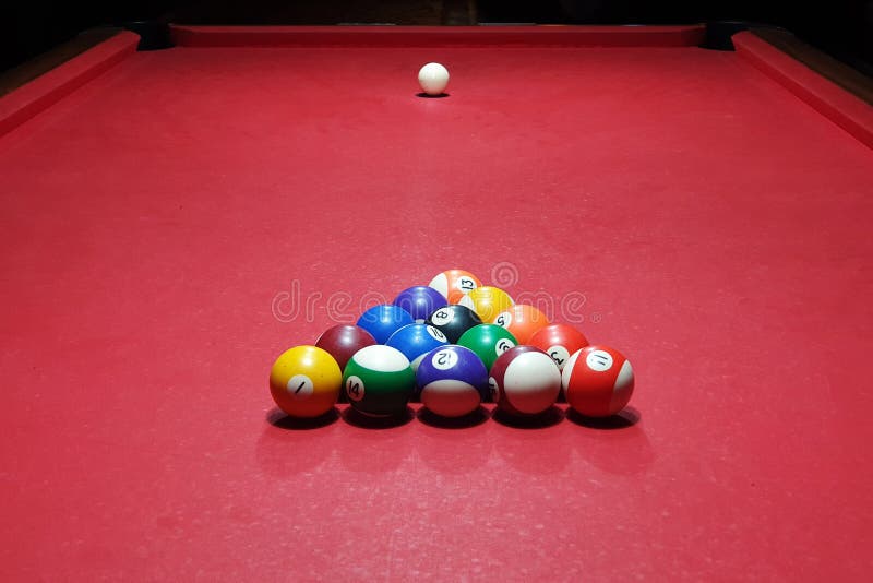 Oito Bolas Do Pool De Bolas Na Mesa Vermelha Imagem de Stock - Imagem de  pilha, colorido: 198594035