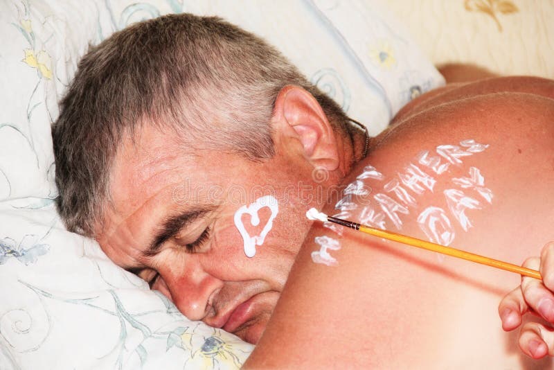 Ojca dosypianie. Dziecka Rysunkowy serce. zdjęcia stock