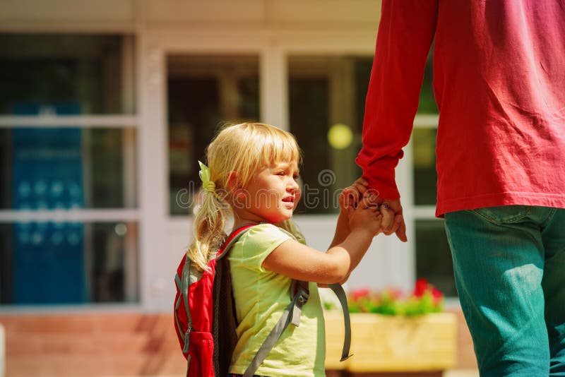 Ojciec i mała córka iść szkoła lub daycare zdjęcia royalty free Ojciec i mała córka iść szkoła lub daycare zdjęcia royalty free