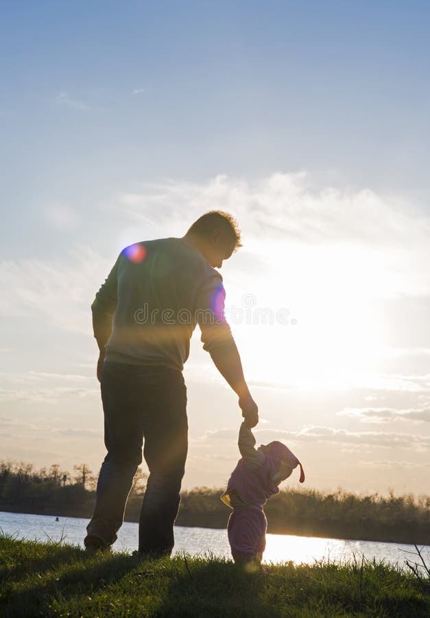 Ojciec z dzieckiem. Sunset ojca dziecka