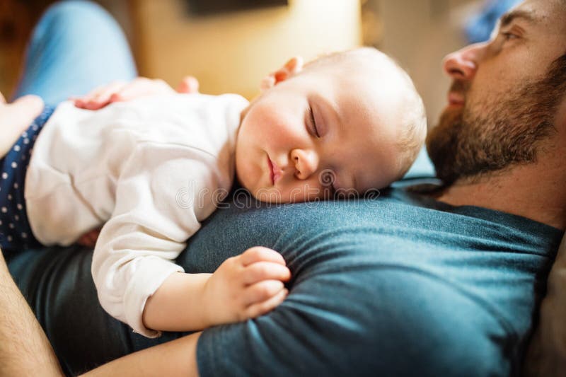 Ojciec z dziewczynką śpi w domu zdjęcie stock