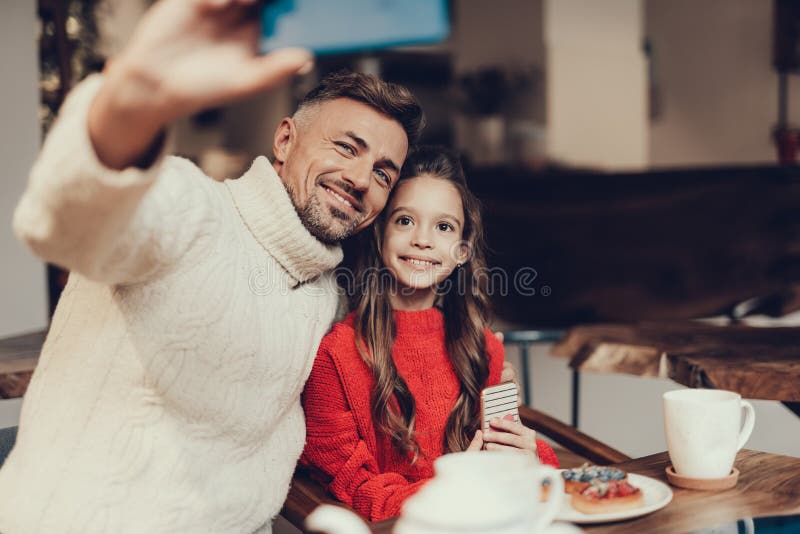 Ojczulek i córka robi selfie w kawiarni obrazy royalty free Ojczulek i córka robi selfie w kawiarni obrazy royalty free