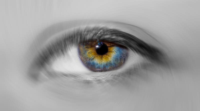 Ojo azul colorido hermoso de la mujer con el primer hipnótico místico del efecto del bokeh de la rotación foto de archivo libre de regalías Ojo azul colorido hermoso de la mujer con el primer hipnótico místico del efecto del bokeh de la rotación foto de archivo libre de regalías
