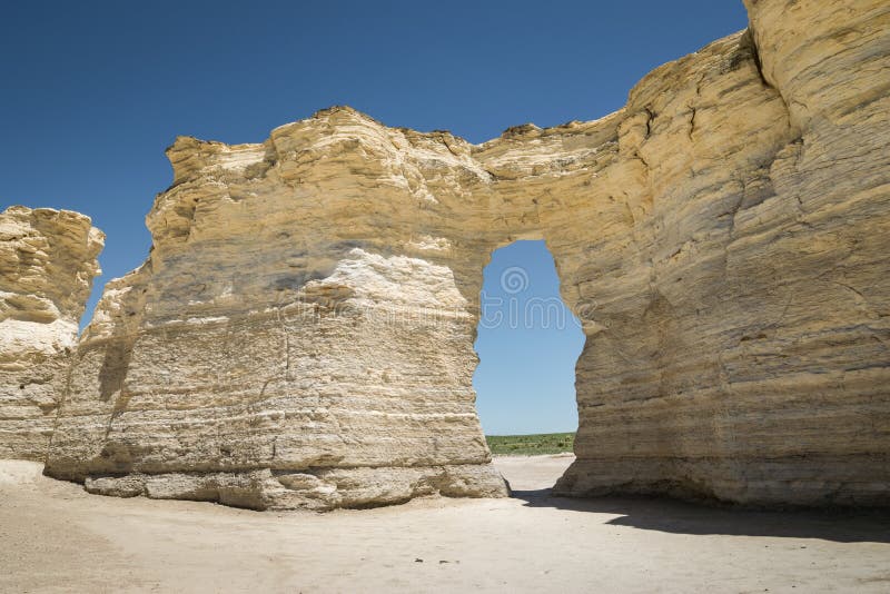 Ojo de la cerradura de las rocas del monumento, Kansas Formaciones grandes de la tiza imagen de archivo libre de regalías Ojo de la cerradura de las rocas del monumento, Kansas Formaciones grandes de la tiza imagen de archivo libre de regalías