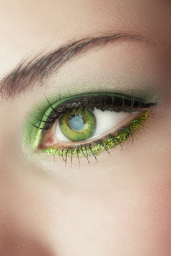 Ojo De La Mujer Con Maquillaje Verde Imagen de archivo ahumado verde Ojo De La Mujer Con Maquillaje Verde Imagen de archivo